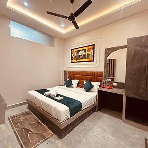 Hotel Sapphire International 100 Meters From The New Delhi Railway Station